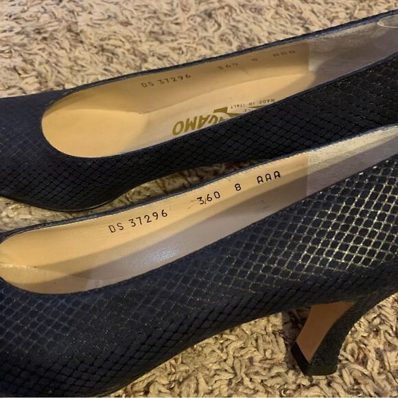 Black Pebbled Salvatore Ferragamo Pumps Size 8 AAA Narrow - Picture 4 of 10